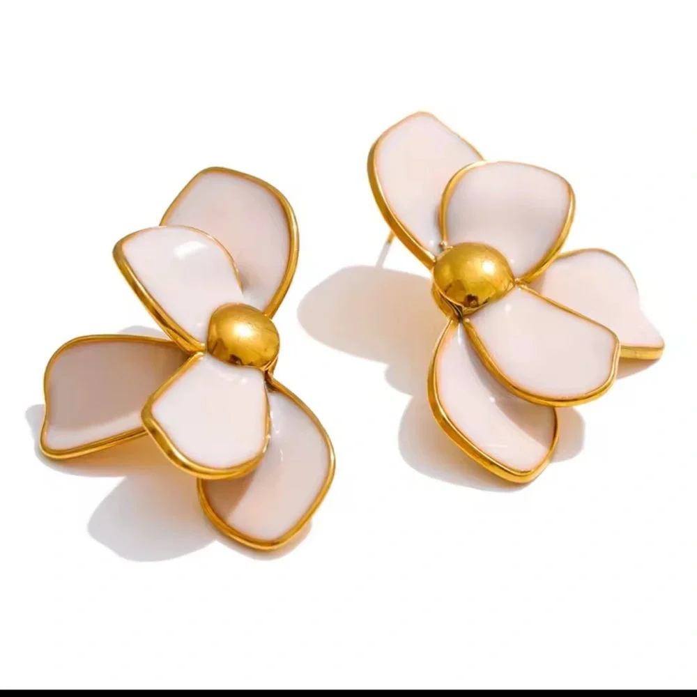 Petal Flower Cream Gold Earrings